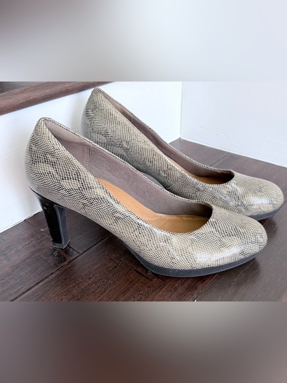 NWOT Clarks heels, US 8